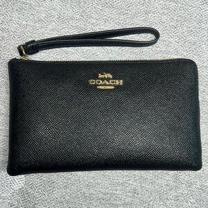 🎀 Coach large wristlet corner zip clutch bag